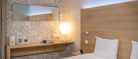 Habitación estándar, 1 cama matrimonial | Escritorio, cortinas blackout y insonorización
