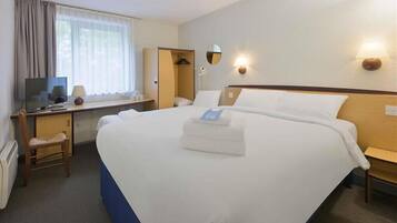 Een bureau, een strijkplank/strijkijzer, gratis babybedden, gratis wifi