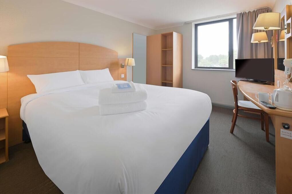 Skrivebord, strykejern/-brett og barnesenger (inkludert)