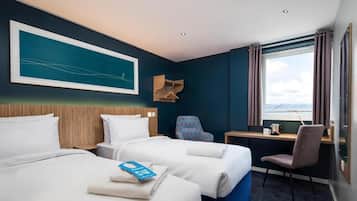 Schreibtisch, Bügeleisen/Bügelbrett, kostenlose Babybetten