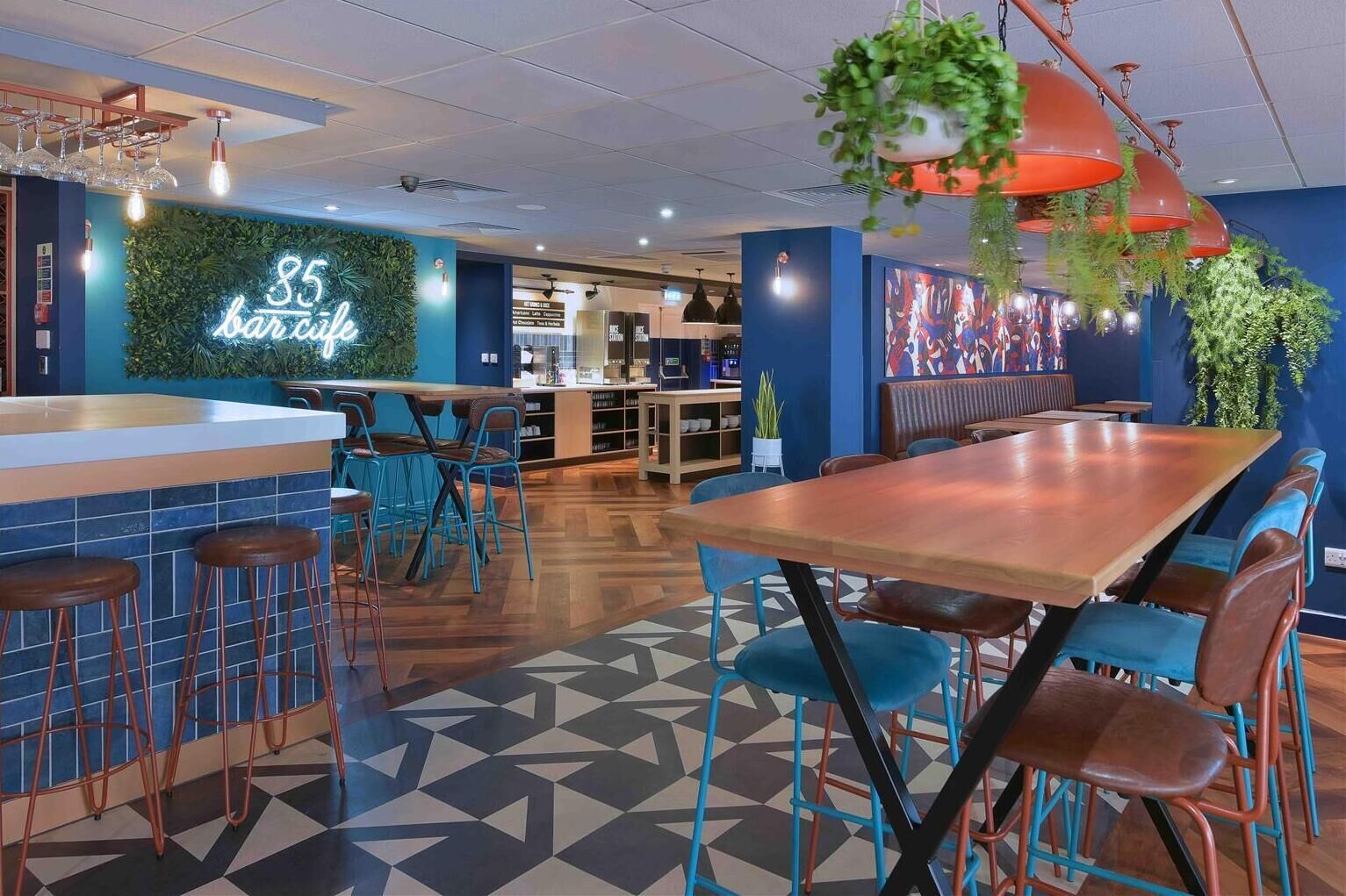 Phục vụ bữa sáng, bữa trưa và bữa tối 