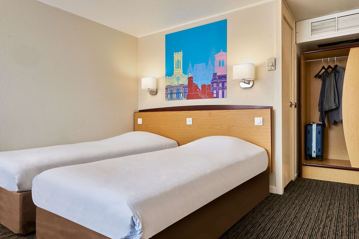 Standard Room, 2 Twin Beds | 1 bedroom, premium bedding, desk, blackout drapes