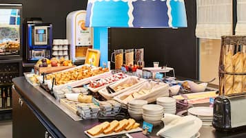 Desayuno buffet (EUR 10.50 por persona)