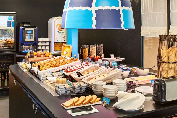 Desayuno buffet diario (EUR 10.50 por persona)