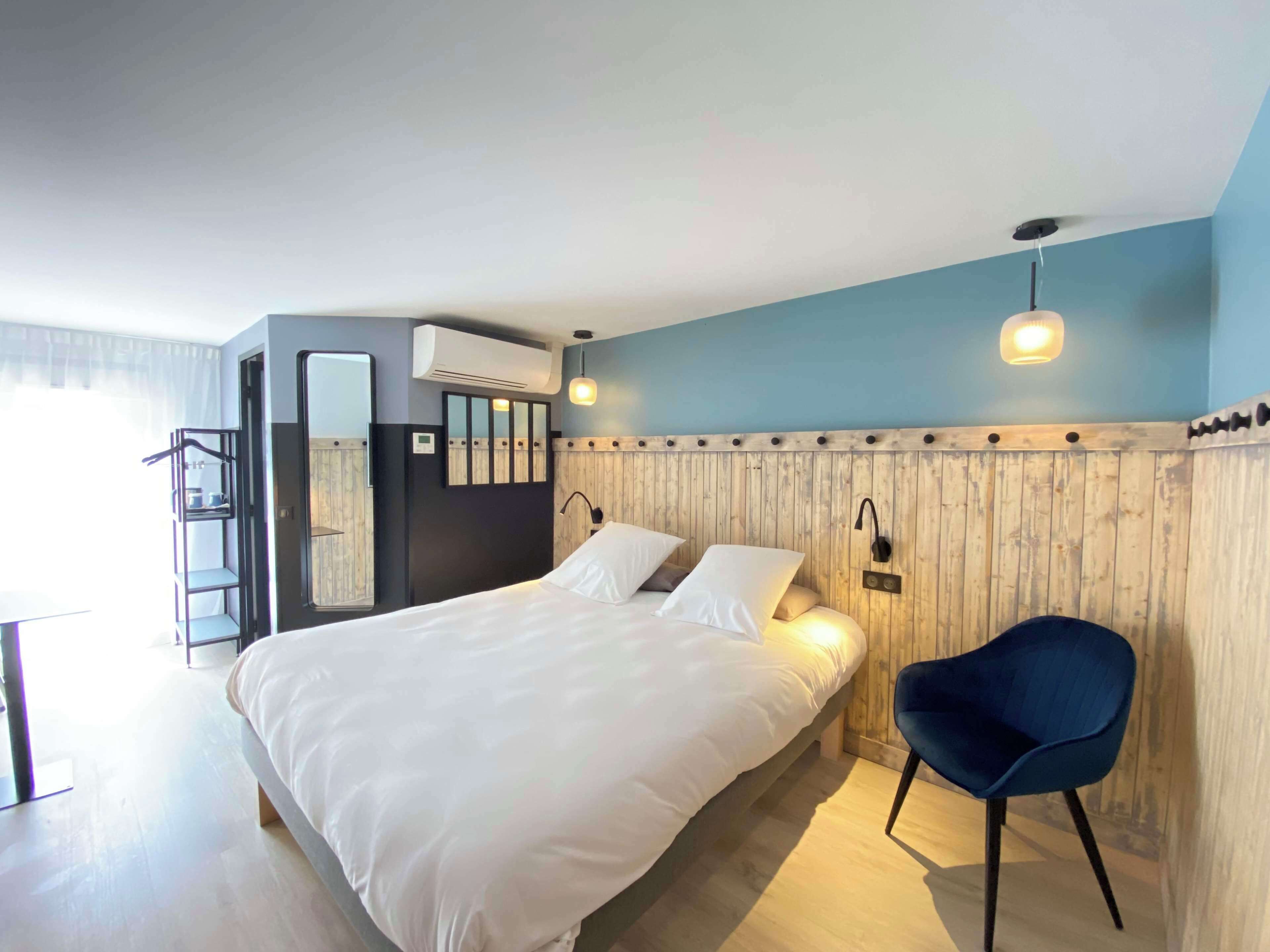 Hochwertige Bettwaren, individuell eingerichtet, Schreibtisch