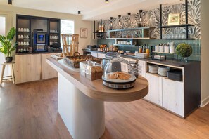 Daily buffet breakfast (EUR 13.9 per person)