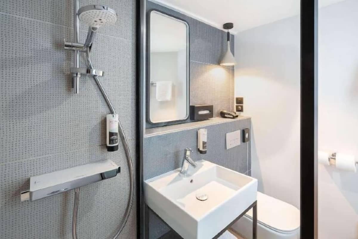 Badezimmer | Dusche, umweltfreundliche Kosmetikartikel, Haartrockner, Handtücher