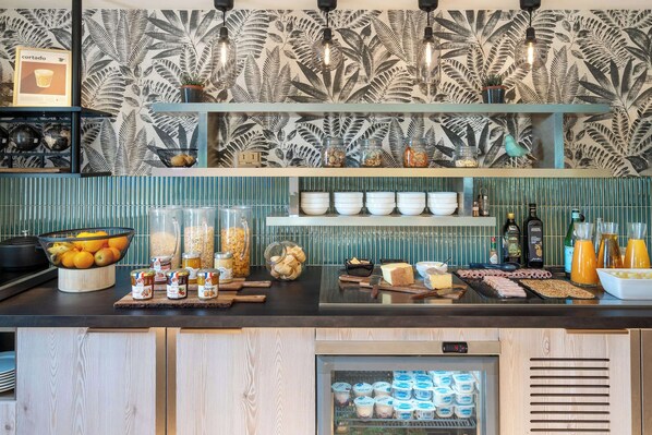 Desayuno buffet (EUR 13.9 por persona)