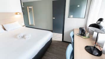 Bureau, chambres insonorisées, fer et planche à repasser, Wi-Fi gratuit