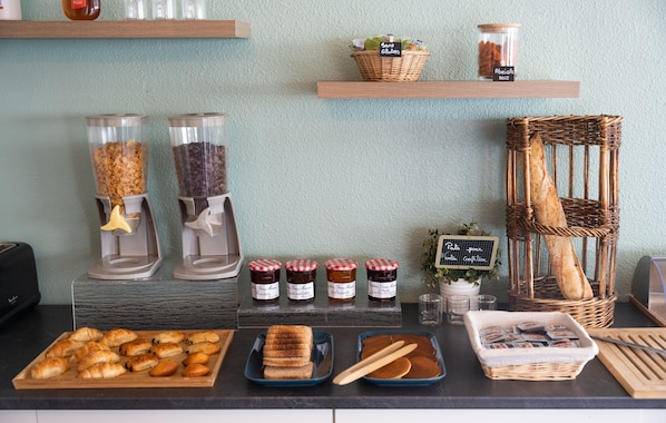 Se ofrece un desayuno bufé (9.50 EUR por persona)