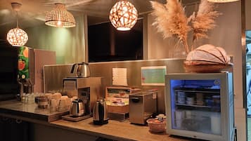 Desayuno buffet (EUR 9.50 por persona)