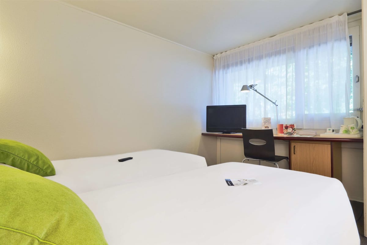 Standard Room, 2 Twin Beds | Premium bedding, desk, blackout drapes, soundproofing