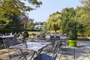 Se sirven desayunos, almuerzos y cocina francesa (con vistas al jardín) 