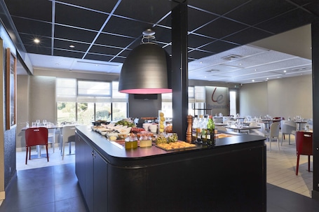 Se sirven desayunos y almuerzos; cocina francesa; con vista al jardín