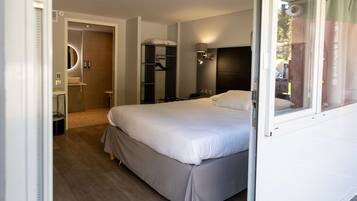 Ropa de cama de alta calidad y caja de seguridad en la habitación