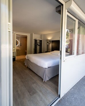 Sängtillbehör av högsta kvalitet och värdeförvaringsskåp på rummet