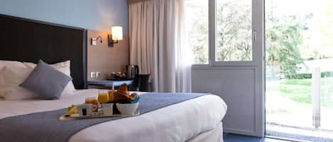 Standard Room, 2 Twin Beds | Premium bedding, in-room safe, individually decorated, desk