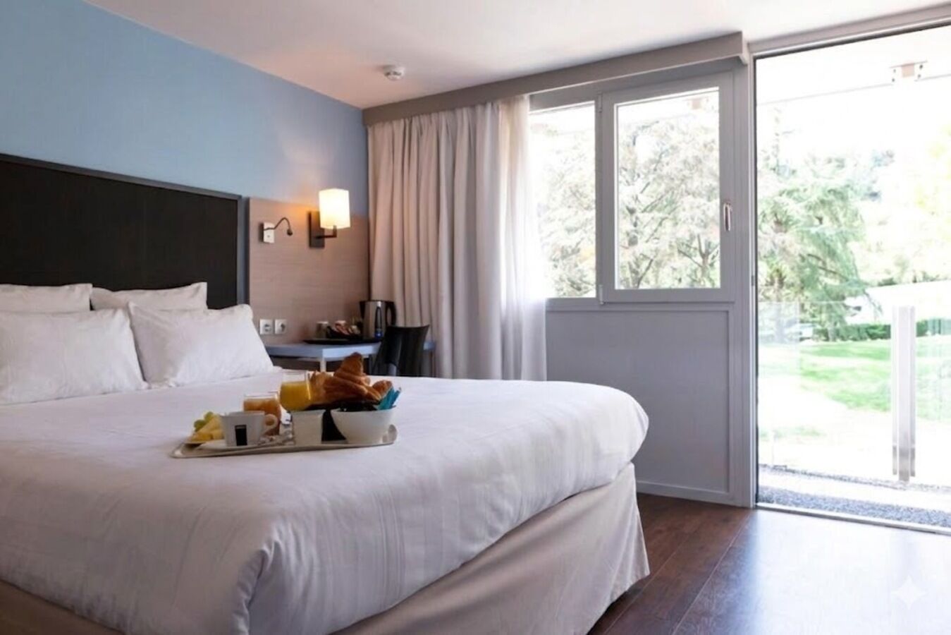 Habitación estándar, 1 cama matrimonial | Ropa de cama de alta calidad y caja de seguridad en la habitación 