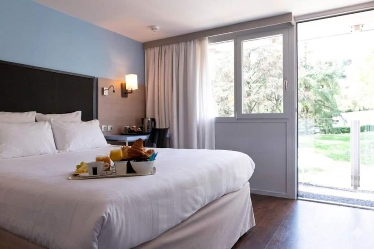 Habitación estándar, 1 cama matrimonial | Ropa de cama de alta calidad y caja de seguridad en la habitación