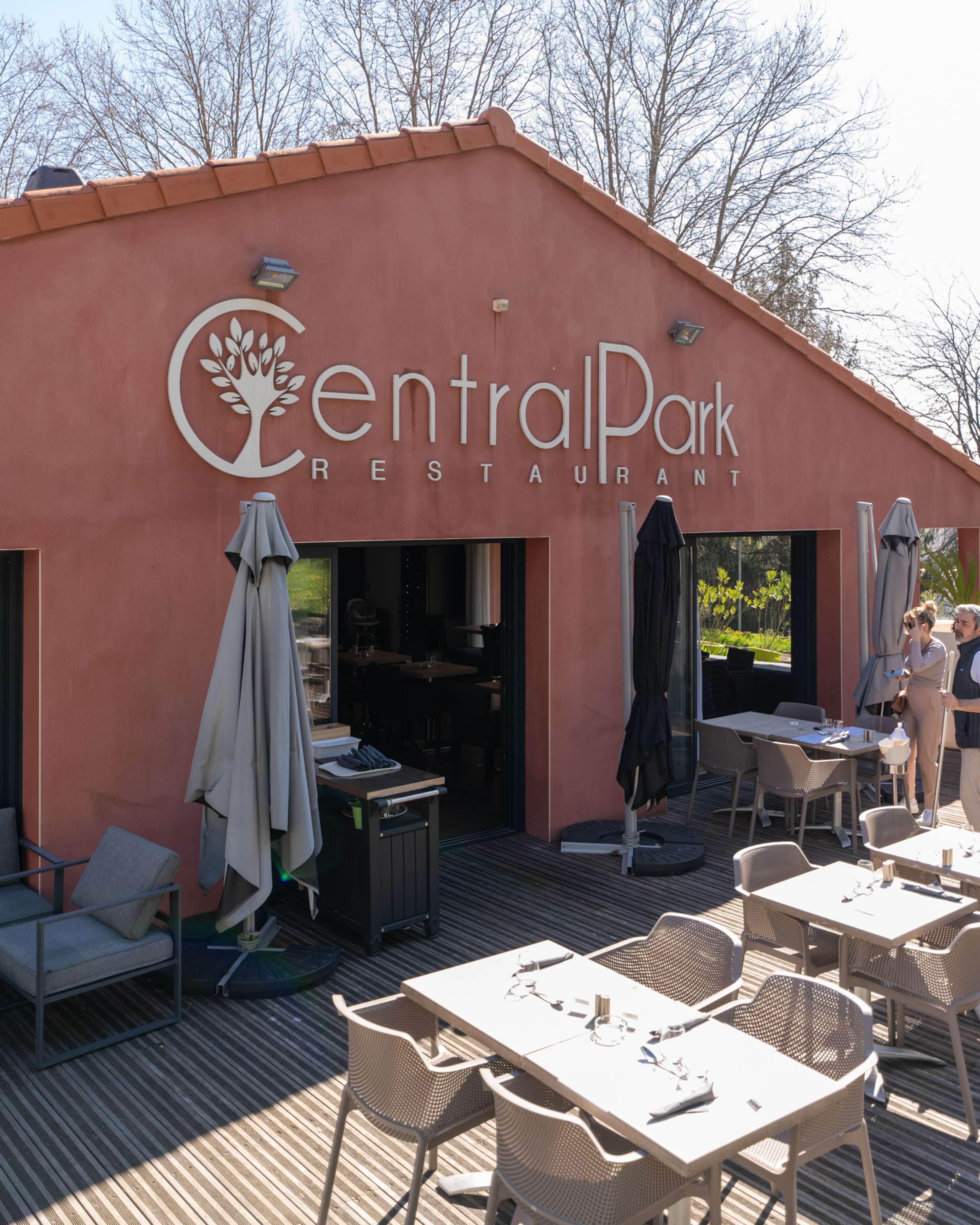 Un restaurant appelé CentralPark, doté d’une terrasse et d’un patio couvert.