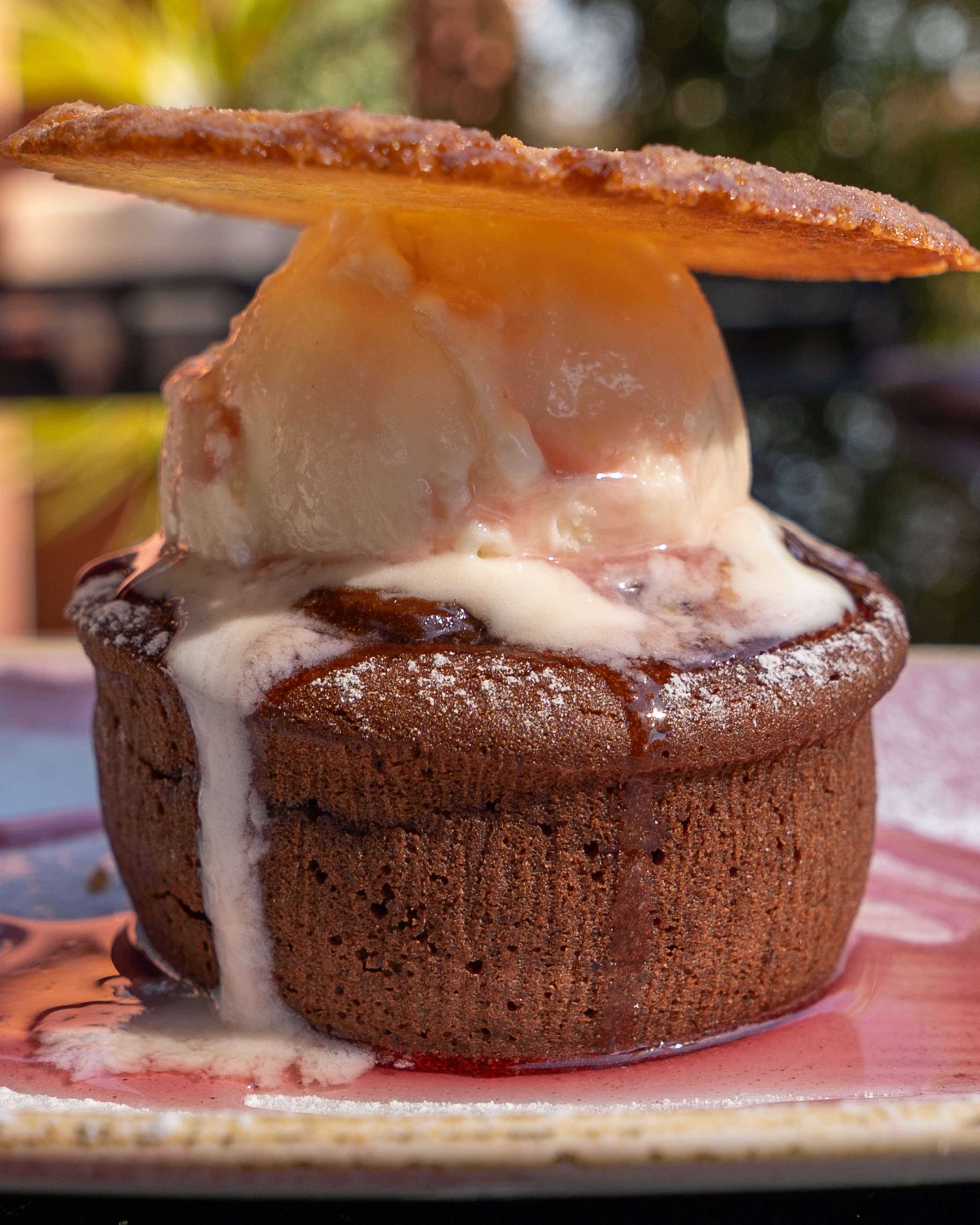 Een nagerecht met een bolletje ijs op een muffin.