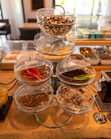 Se ofrece un desayuno bufé todos los días (15.90 EUR por persona)