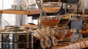 Petit déjeuner buffet (14 EUR par personne)