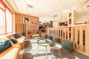 Un interior moderno con un sofá, sillones y una mesa de centro.