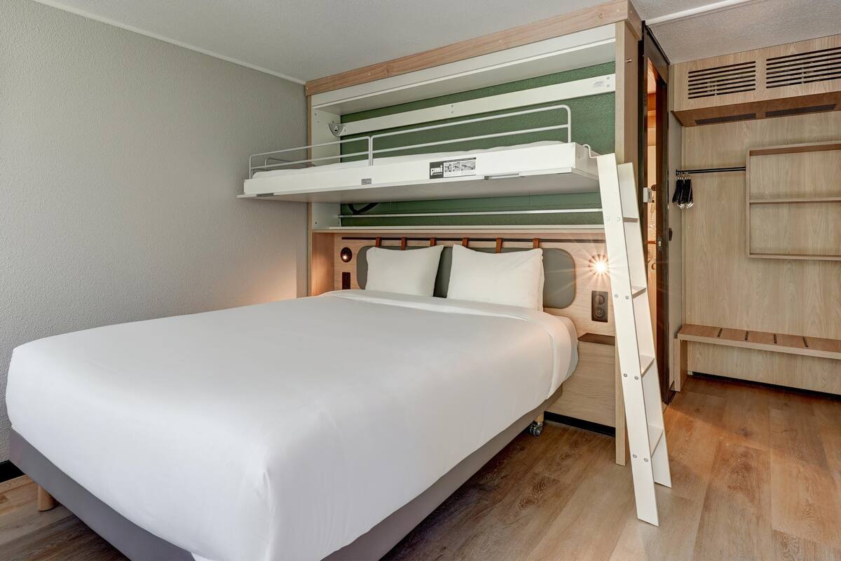 Roupas de cama premium, escrivaninha, cortinas blackout