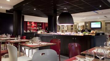 Café da manhã, almoço e jantar; culinária francesa