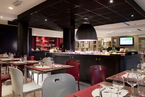 Breakfast, lunch, dinner served; French cuisine 