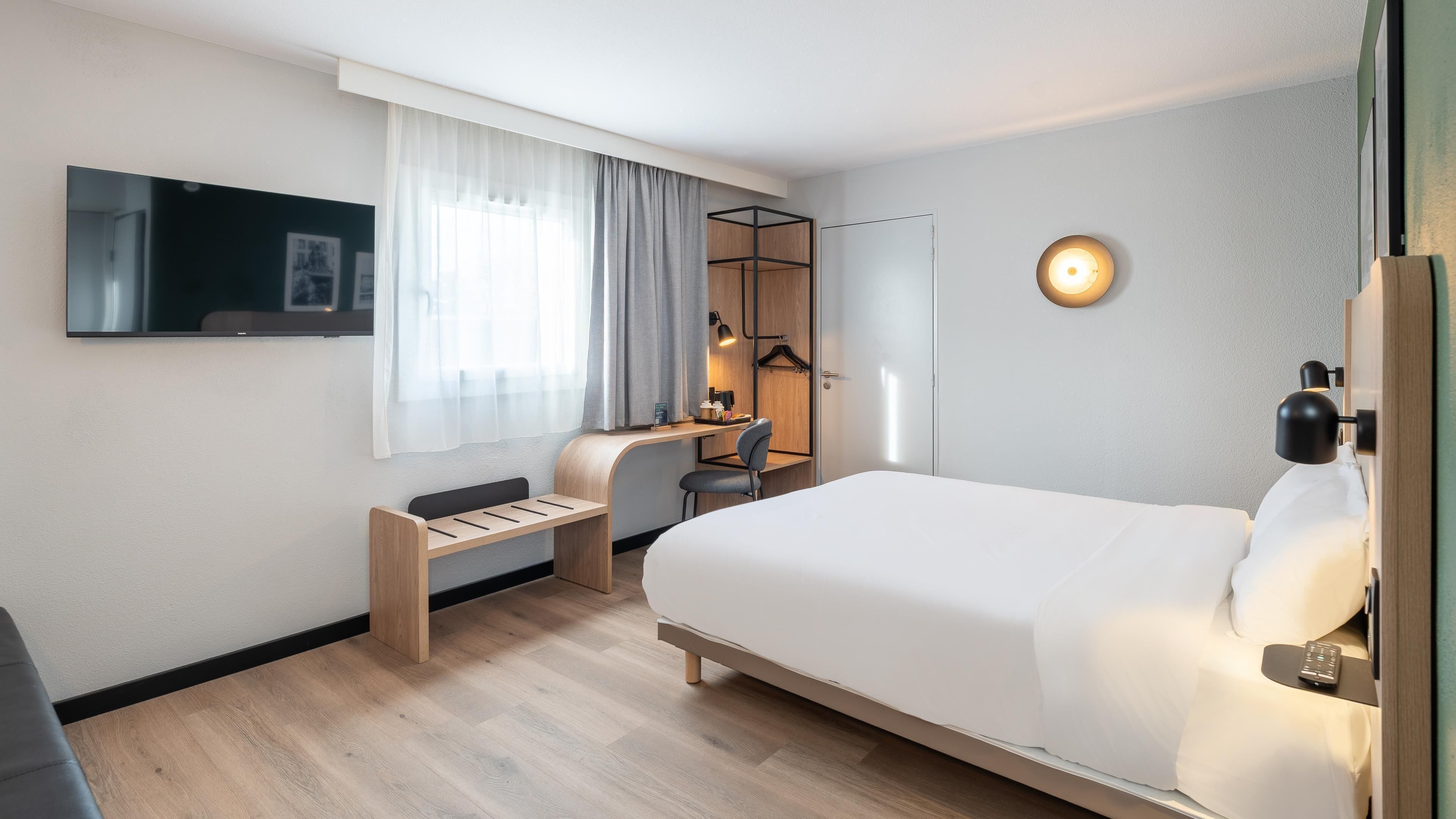 Standard-herbergi - mörg rúm - samliggjandi herbergi | Rúmföt af bestu gerð, skrifborð, myrkratjöld/-gardínur