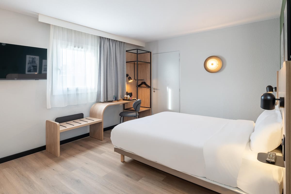 Standard Room, Multiple Beds, Connecting Rooms | Premium bedding, desk, blackout drapes, iron/ironing board