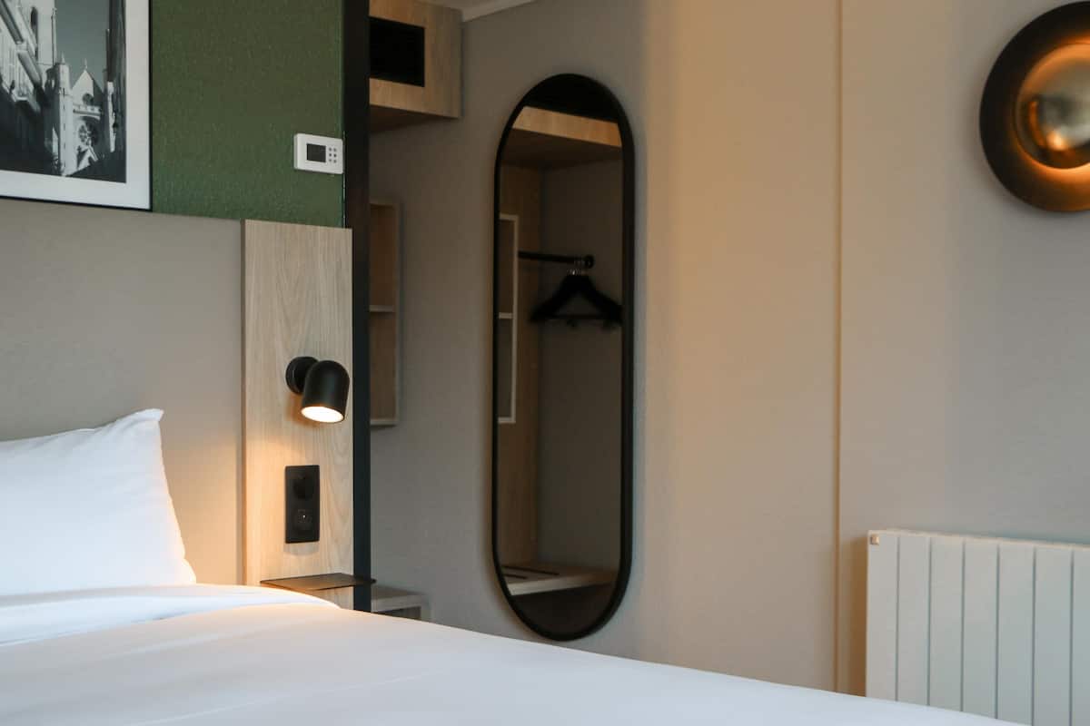 Roupas de cama premium, escrivaninha, cortinas blackout