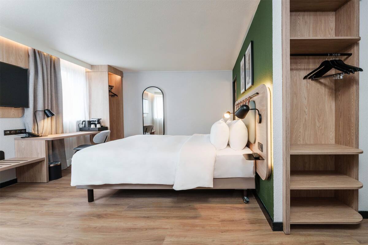 Quarto superior, 1 cama King | Roupas de cama premium, escrivaninha, cortinas blackout