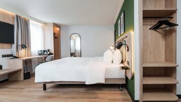 Habitación superior, 1 cama King size | Ropa de cama de alta calidad, escritorio y cortinas blackout