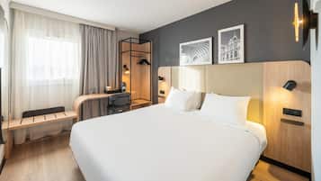 Superior-rum - 1 kingsize-säng | Sängtillbehör av högsta kvalitet, skrivbord och mörkläggningsgardiner