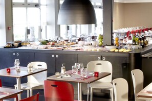 Se sirven desayunos, almuerzos, cenas y cocina francesa 