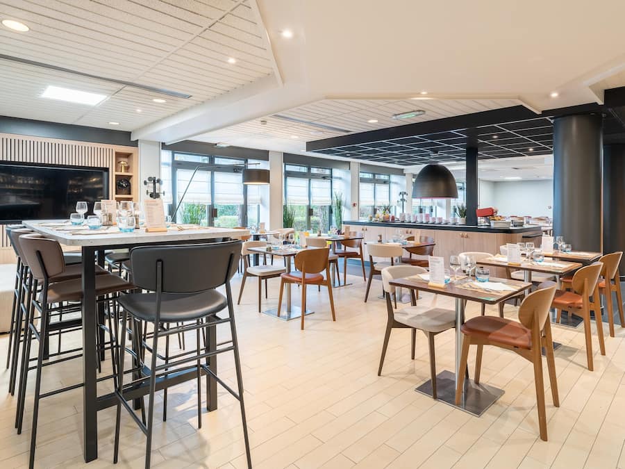 Breakfast, lunch, dinner served; French cuisine