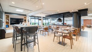 供應早餐、午餐、晚餐；法國菜