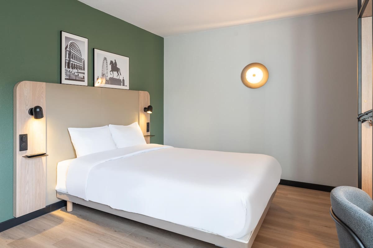 Standard Room, 1 Queen Bed | Premium bedding, desk, blackout drapes, iron/ironing board (on request)
