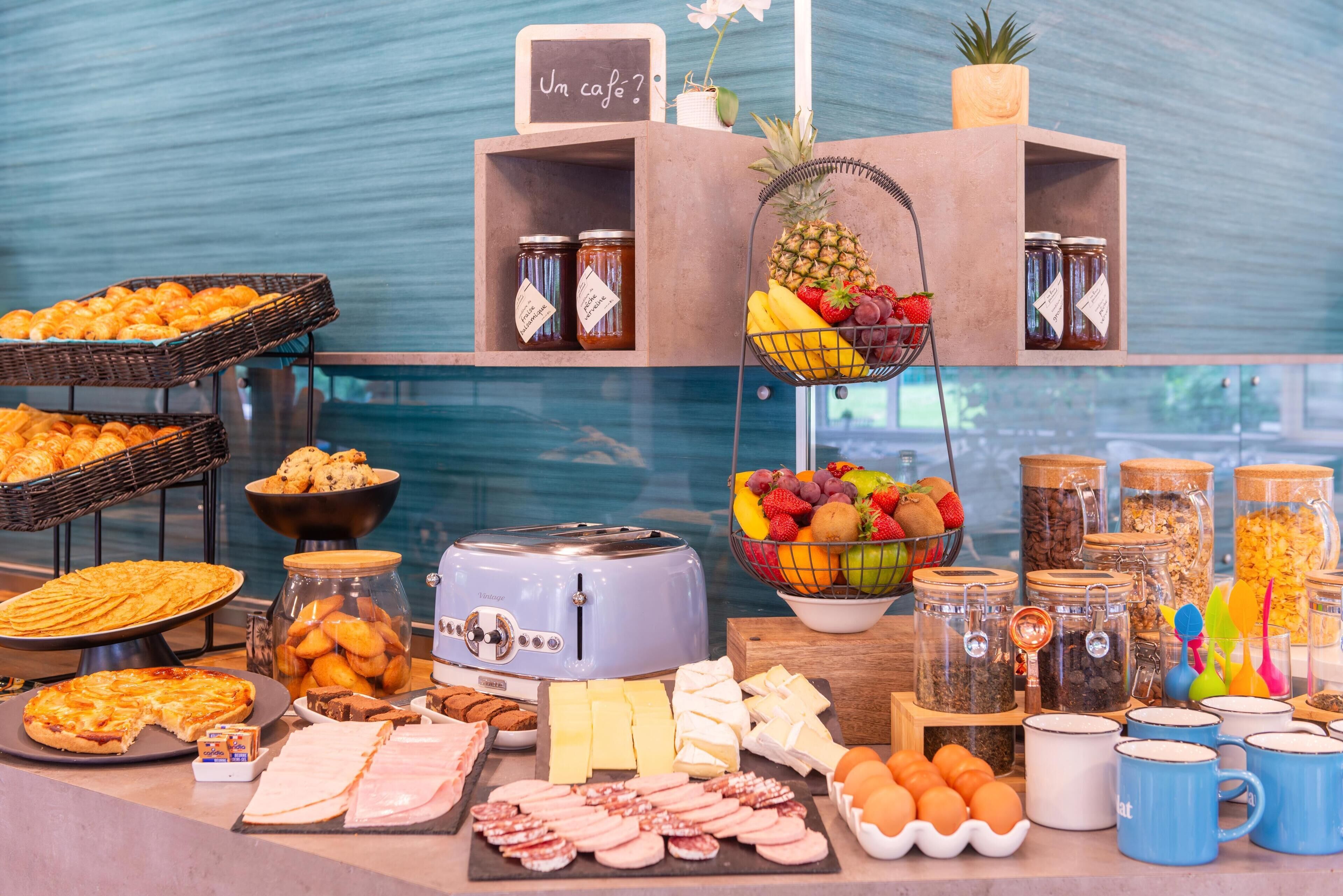 Petit déjeuner buffet (13.90 EUR par personne)