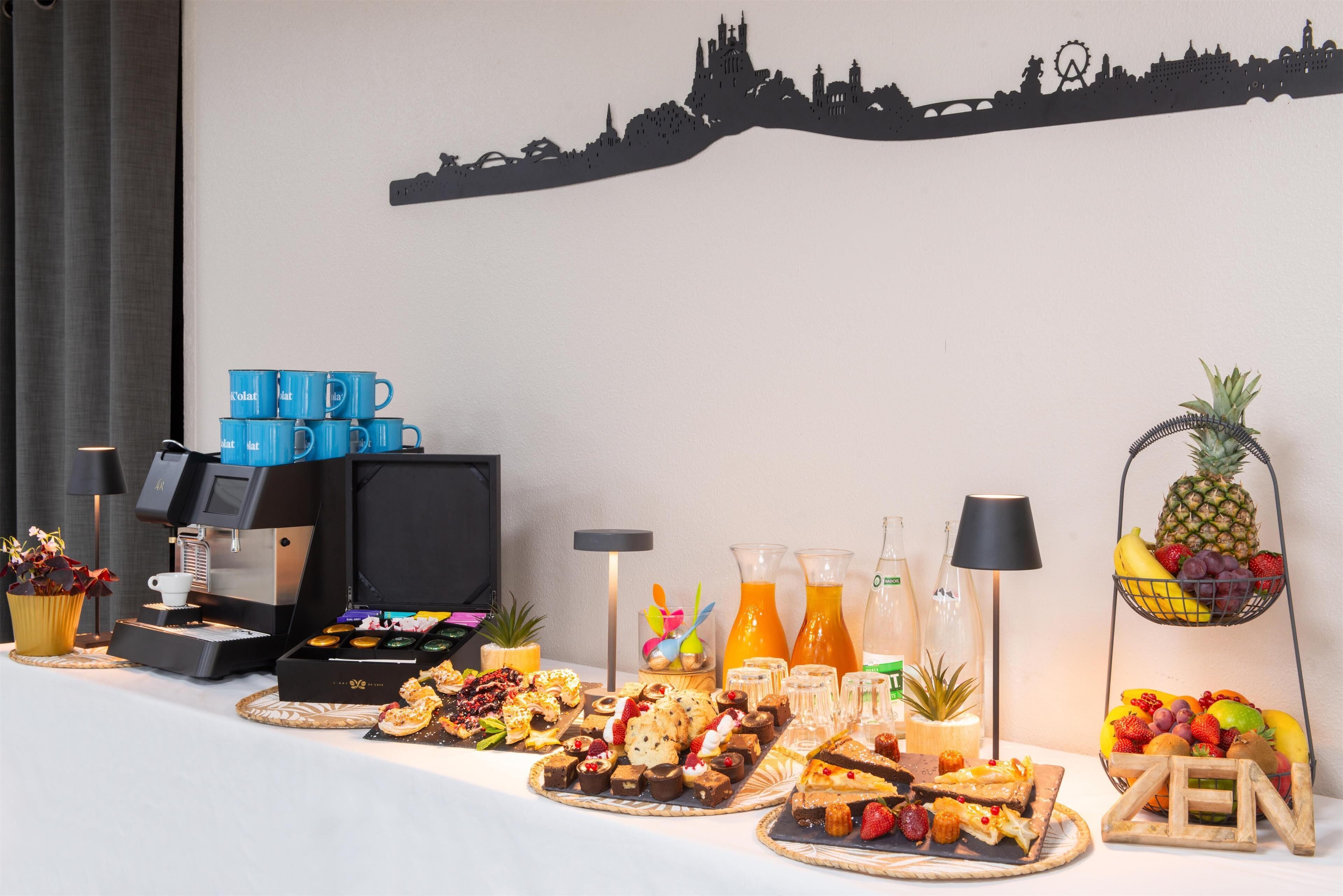 Un bufé de desayuno con diversos pasteles, frutas y bebidas.