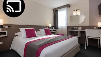 Hochwertige Bettwaren, Schreibtisch, laptopgeeigneter Arbeitsplatz