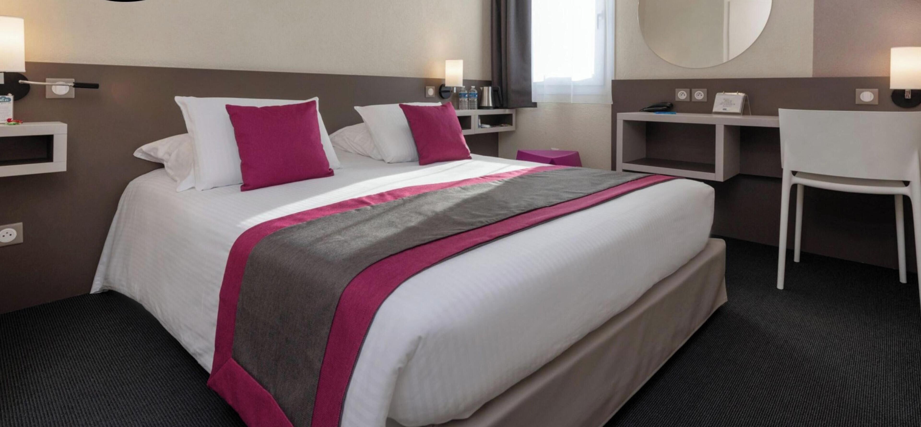 Bộ đồ giường cao cấp, bàn, khu vực làm việc phù hợp cho laptop 