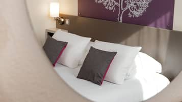 1 bedroom, premium bedding, desk, laptop workspace