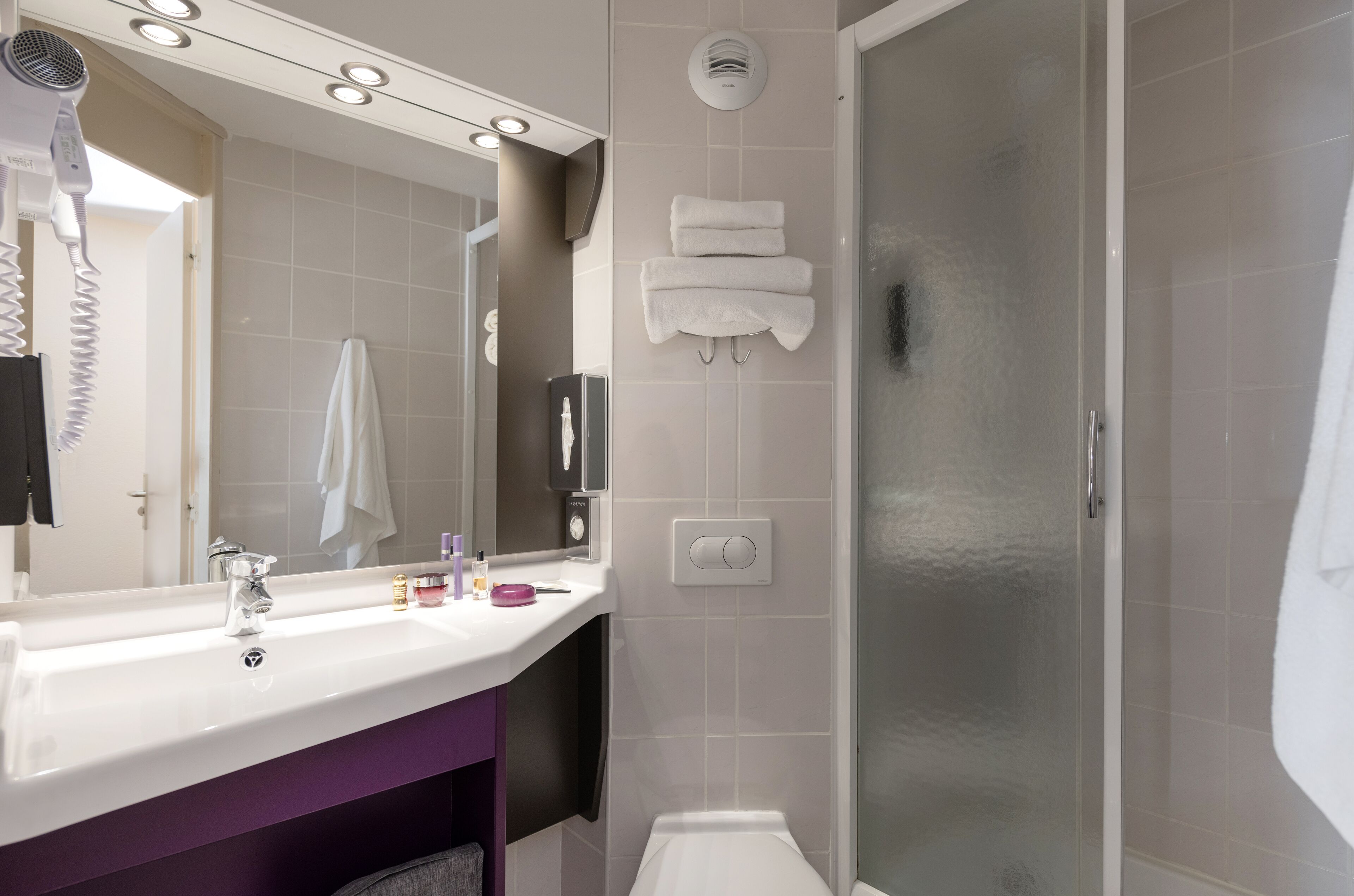 standard room, 2 single beds | bathroom | shower, eco-friendly toiletries, hair dryer, towels