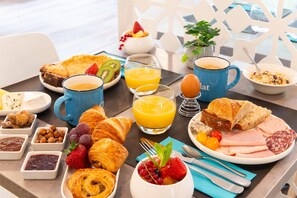 Desayuno buffet (EUR 13.90 por persona)