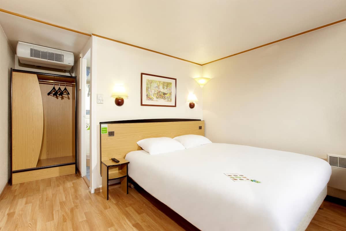 Standard Room, 1 Double Bed | Iron/ironing board, free WiFi, bed sheets