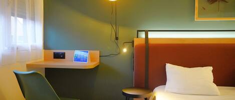 Planxa i posts de planxar, wifi gratuïta i roba de llit